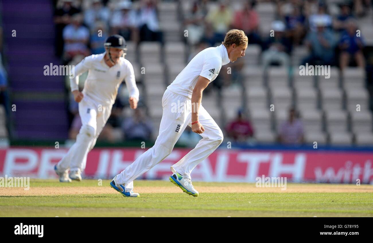 Il Joe Root dell'Inghilterra celebra la presa del wicket dello Shikhar Dhawan dell'India (non illustrato) durante il quarto giorno della terza partita di prova di Investec all'Ageas Bowl, Southampton. Foto Stock