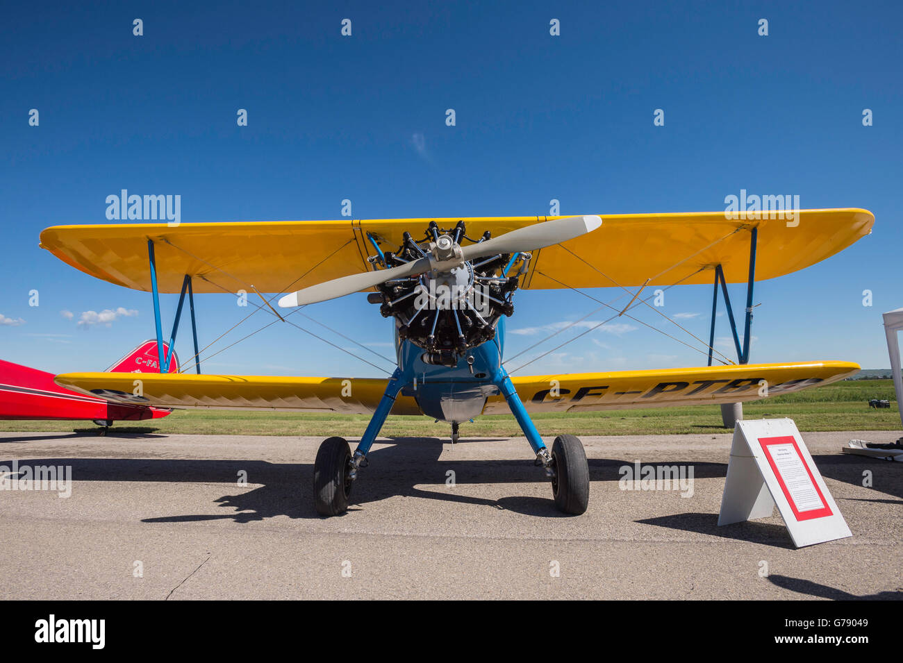 1943 Boeing Stearman Model 75, ali sopra Springbank, Springbank Airshow, Alberta, Canada Foto Stock