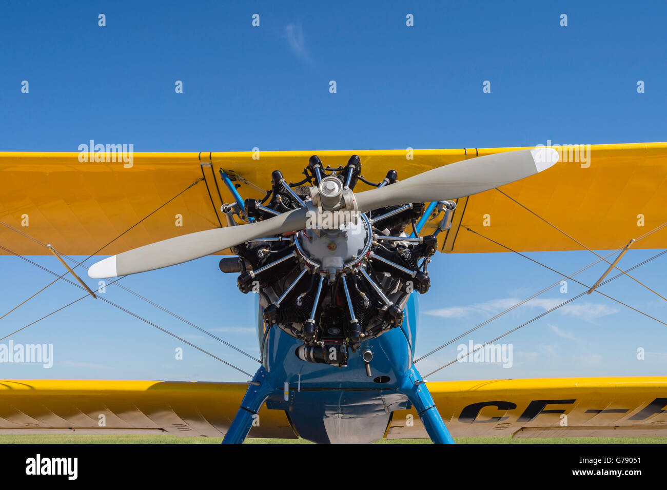 1943 Boeing Stearman Model 75, ali sopra Springbank, Springbank Airshow, Alberta, Canada Foto Stock