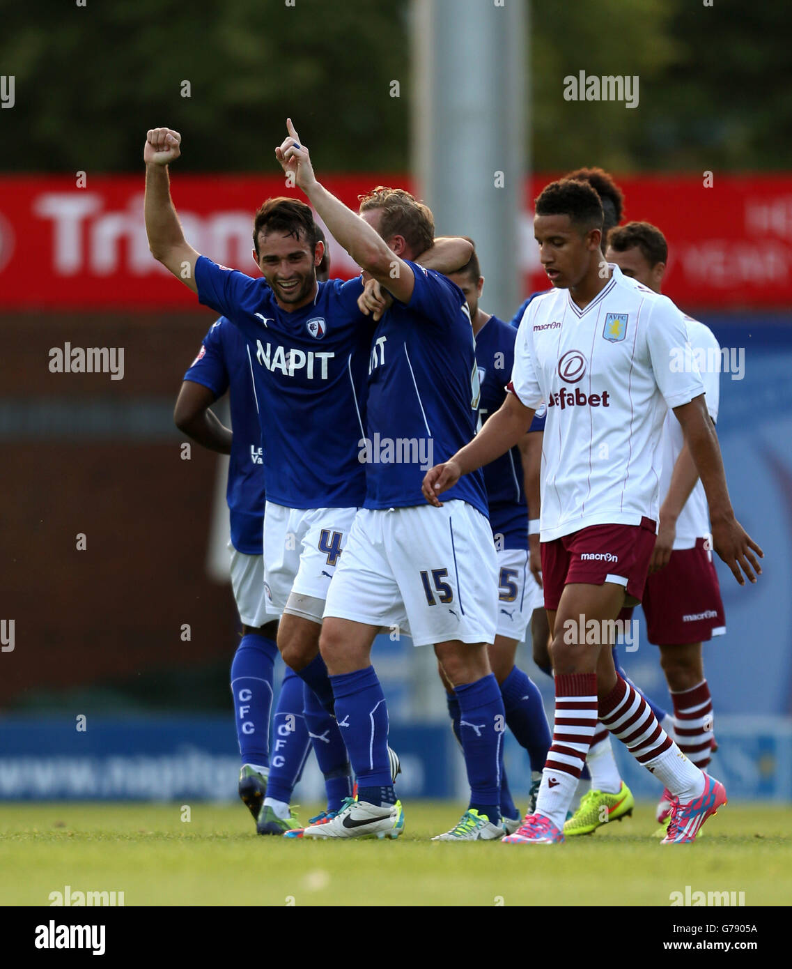 Sam Hird di Chesterfield (a sinistra) celebra il suo secondo gol al fianco del gioco durante il pre-stagione amichevole al Proact Stadium, Chesterfield. Foto Stock