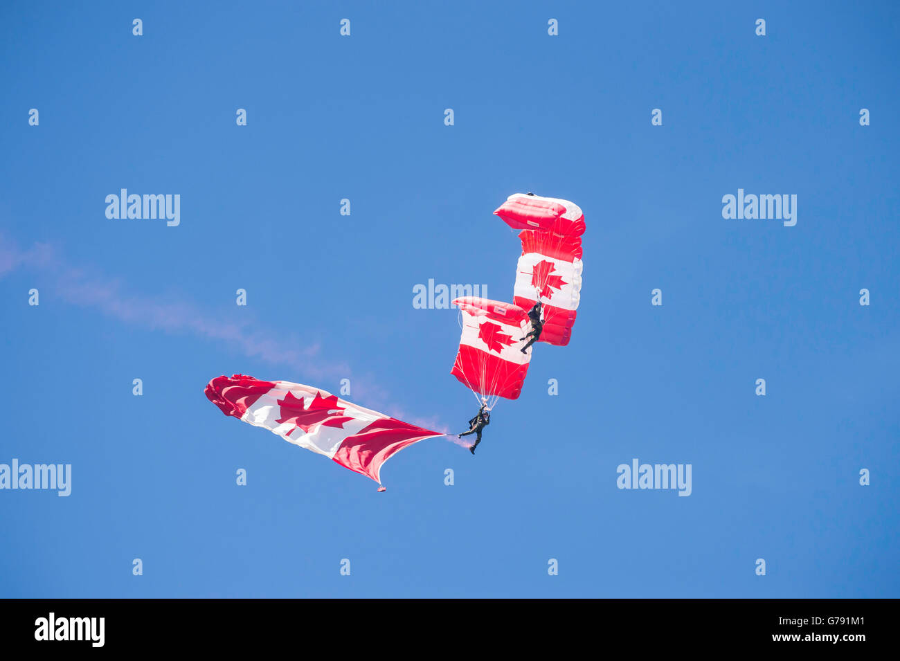 Forze armate canadesi Parachute Team, il SkyHawks, Ali sopra Springbank, Springbank Airshow, Alberta, Canada Foto Stock