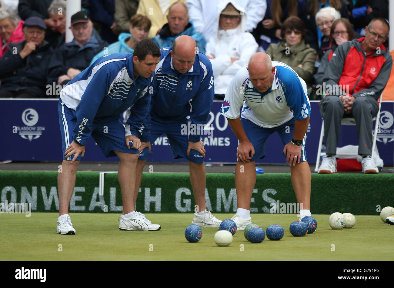 Neil Speirs, David Peacock e Alex Marshall, scozzesi (sinistra-destra), hanno visto la testa nella loro partita semifinale Men's Fours contro l'Australia al Kelvingrove Lawn Bowls Center, durante i Giochi del Commonwealth 2014 a Glasgow. Foto Stock