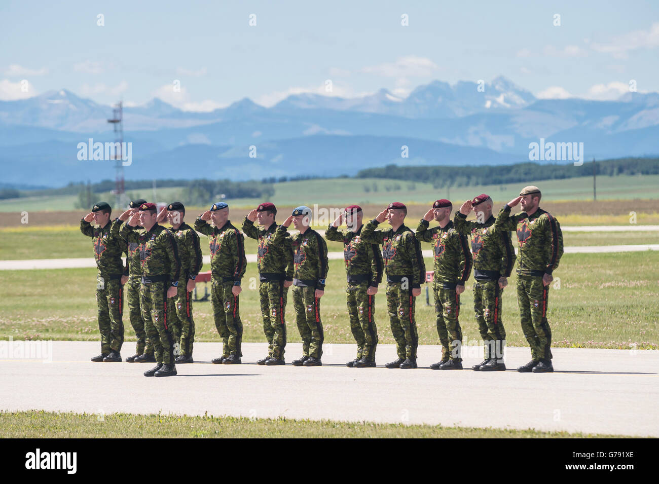 Forze armate canadesi Parachute Team, il SkyHawks, Ali sopra Springbank, Springbank Airshow, Alberta, Canada Foto Stock