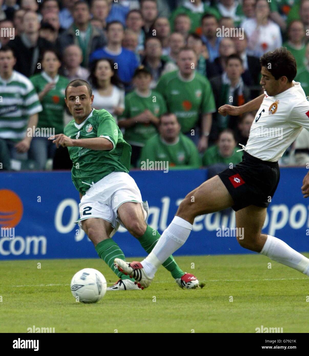 Stephen Carr, irlandese, gioca la palla dopo Alexander Amisulashvili della Georgia, durante la partita di qualificazione Euro 2004 a Lansdowne Road, Dublino. Foto Stock