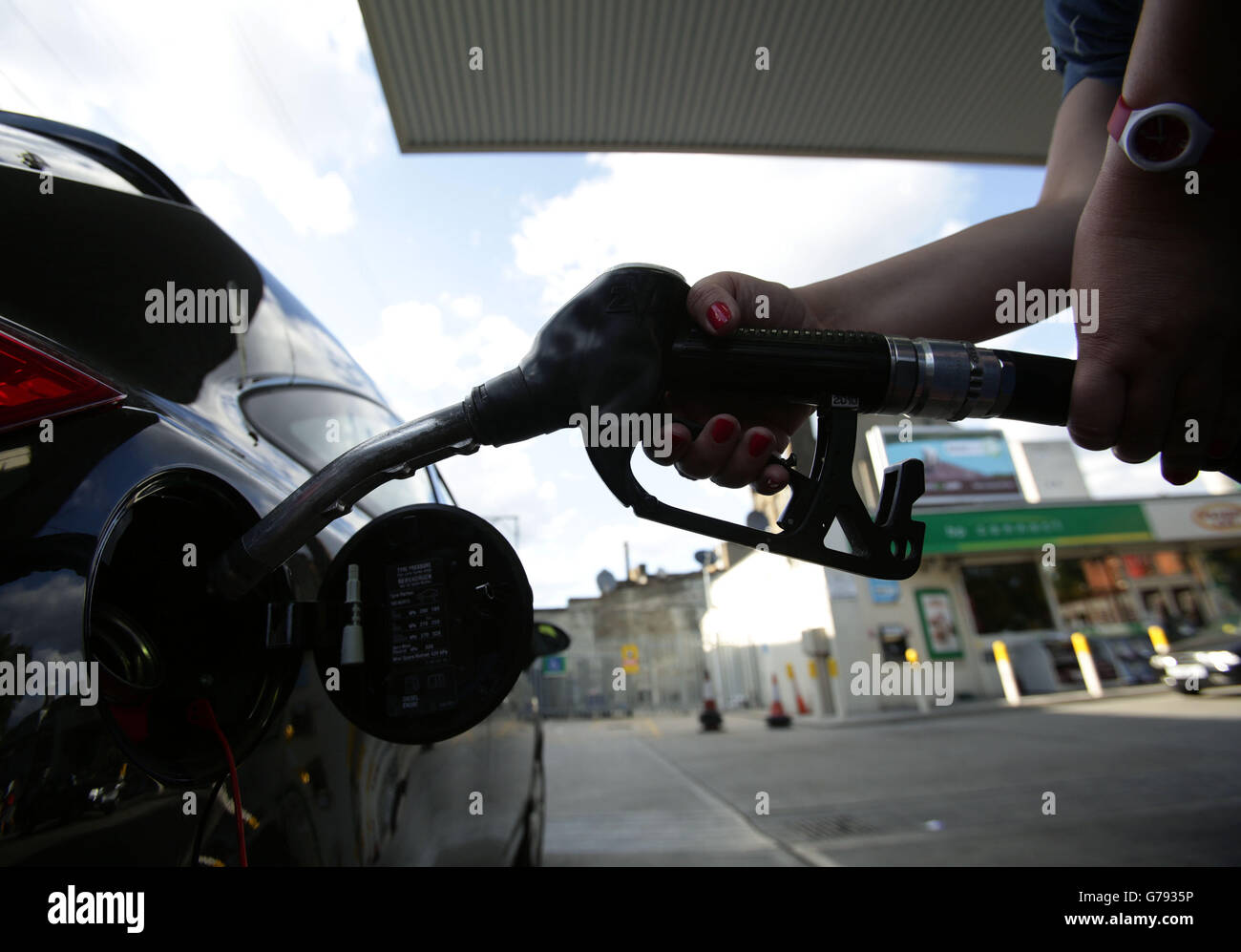 Un'auto che viene riempita con una pompa presso un distributore di benzina a Londra. Foto Stock
