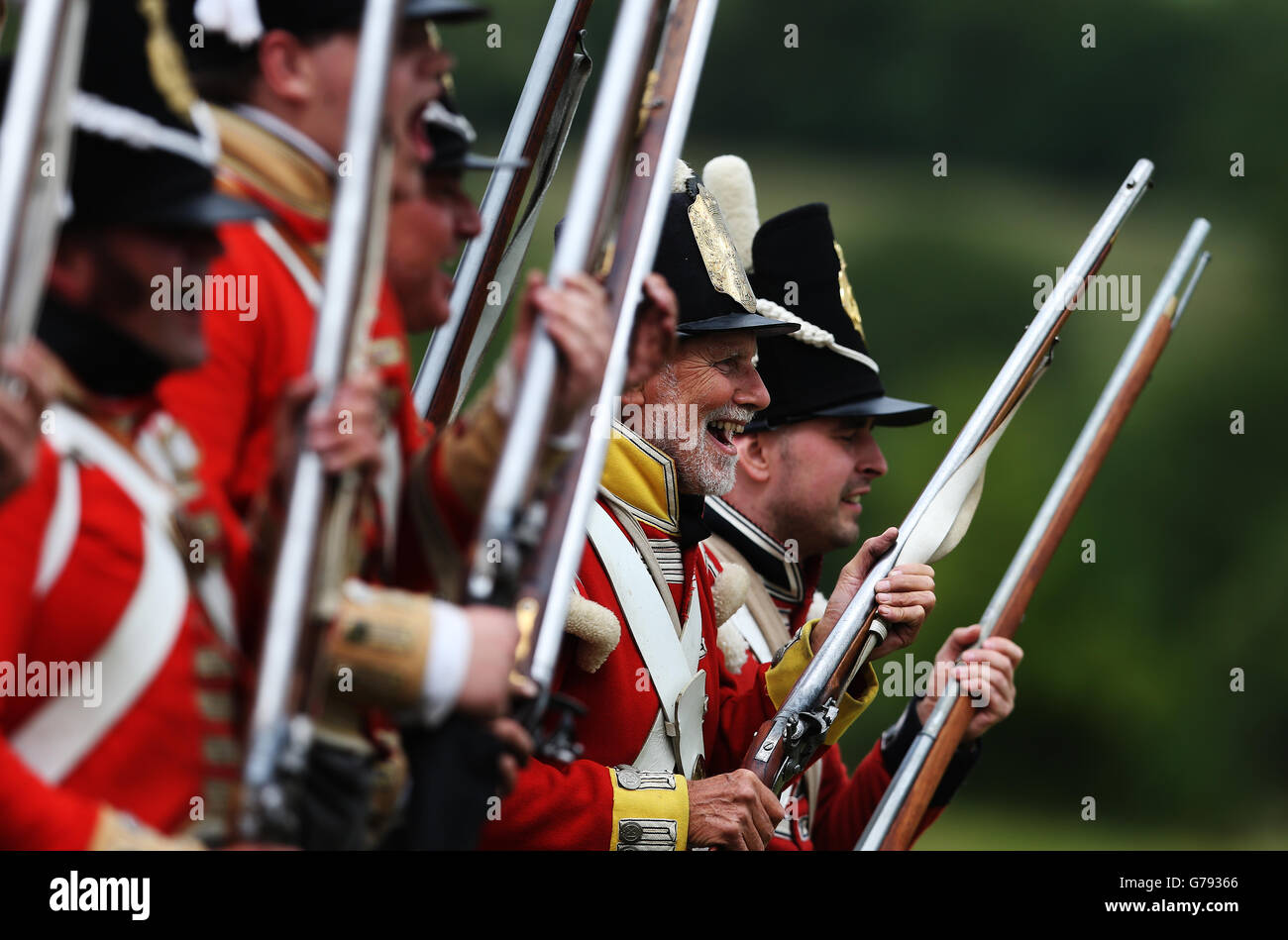 I soldati britannici si caricano durante il re-enactment della battaglia di Acegar Hill a Enniscorthy, Co Wexford, Irlanda. Foto Stock