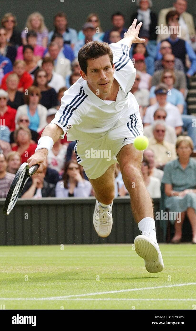 , NESSUN UTILIZZO DEL TELEFONO CELLULARE. Il britannico Tim Henman a pieno titolo durante la sua partita contro Sebastien Grosjean dalla Francia nella finale del quarto maschile all'All England Lawn Tennis Championships a Wimbledon. * la partita è stata ripresa dopo essere stata abbandonata a causa di interruzioni della pioggia e scarsa illuminazione. 30/06/2004: Tim Henman si batte per un posto nella semifinale mercoledì 30 giugno 2004 per la quinta volta nella sua carriera di Wimbledon. Il numero uno britannico affronterà il non vedente Mario Ancic, 20 anni, al Centre Court nel loro scontro finale di quarto. Foto Stock