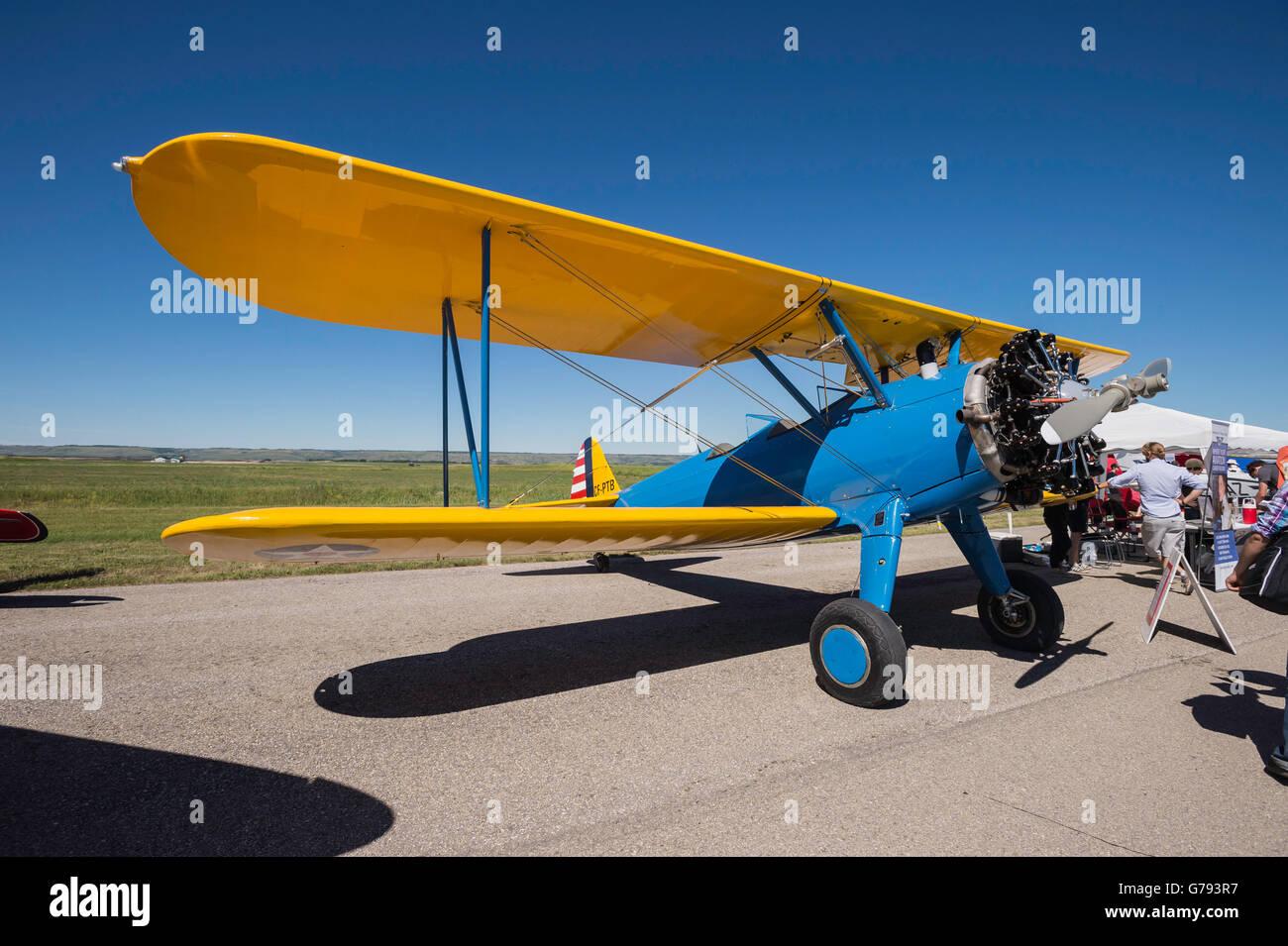 1943 Boeing Stearman Model 75, ali sopra Springbank, Springbank Airshow, Alberta, Canada Foto Stock