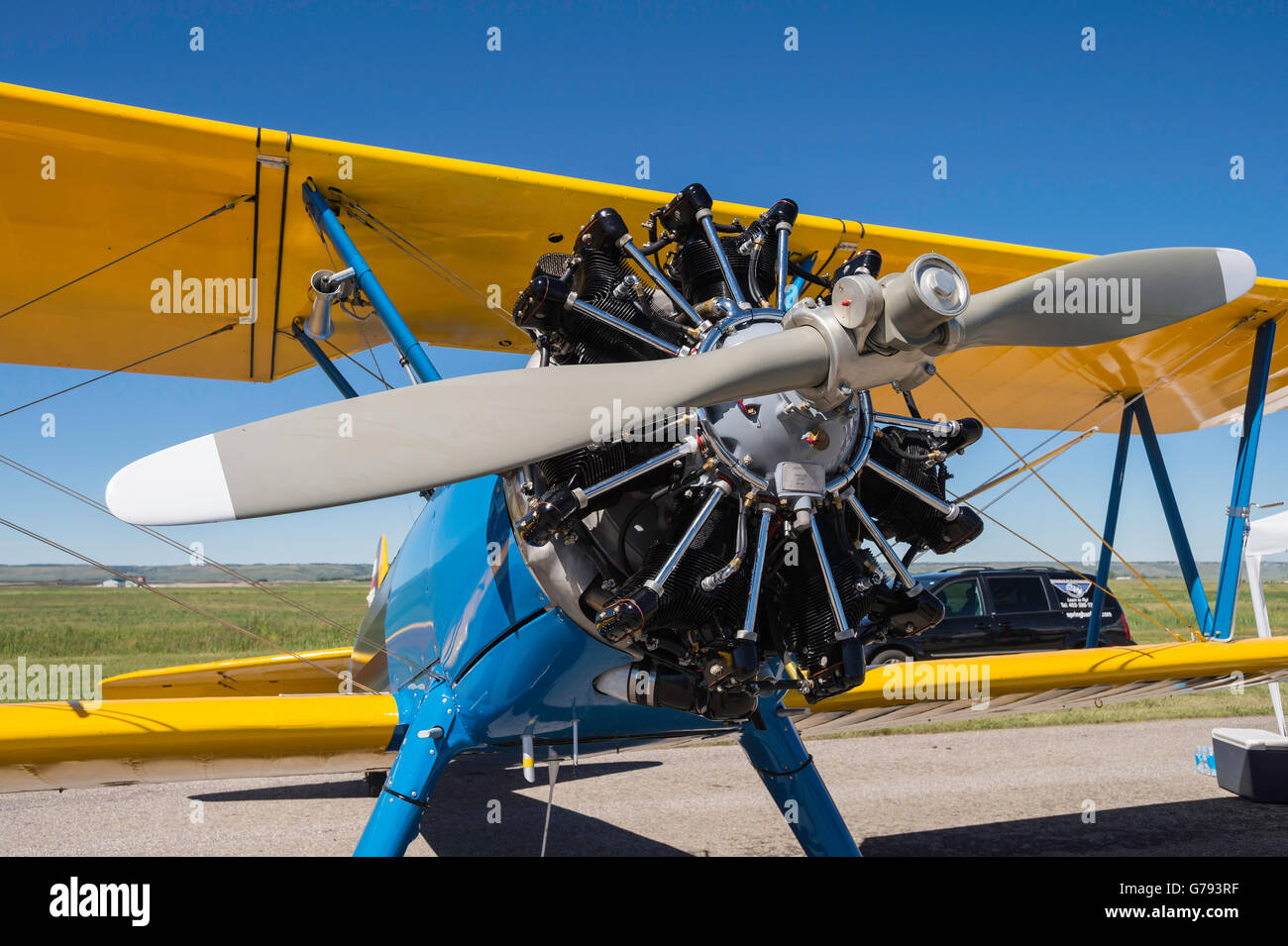 1943 Boeing Stearman Model 75, ali sopra Springbank, Springbank Airshow, Alberta, Canada Foto Stock