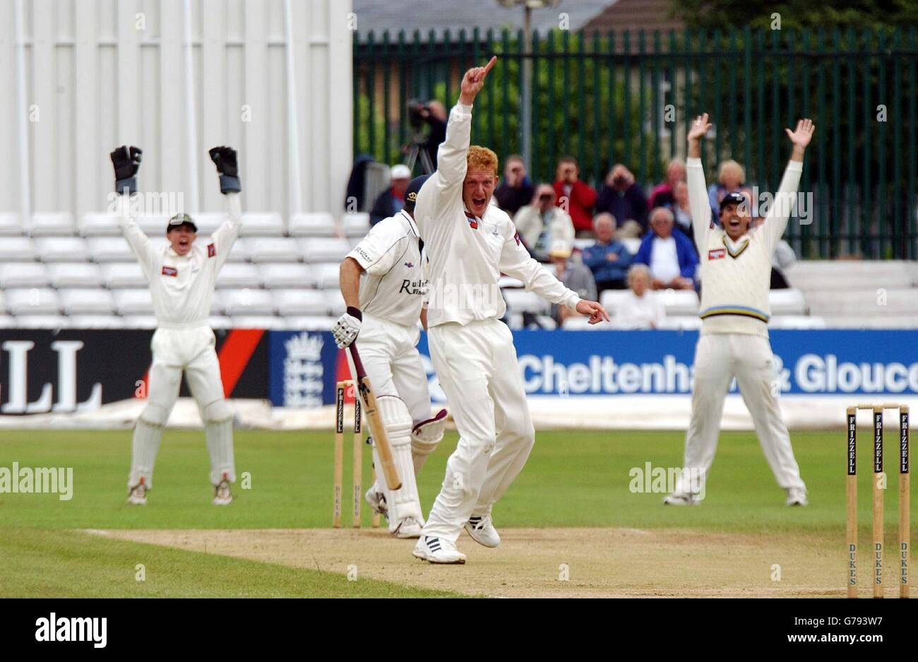 Il bowler dello Yorkshire Steven Kirby fa appello per il wicket di Tom Lungley durante la partita della Divisione 2 del campionato della contea di Frizzell a Derby. Foto Stock