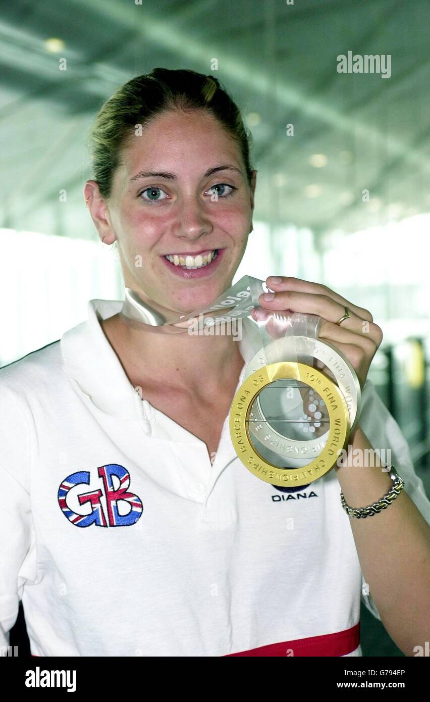 Il nuotatore Katy Sexton arriva all'aeroporto di Heathrow, Londra, dopo aver vinto una medaglia d'oro ai Campionati del mondo di Barcellona. Sexton è diventata la prima donna britannica a vincere un titolo individuale di campionato del mondo nel backstroke di 200m. Foto Stock