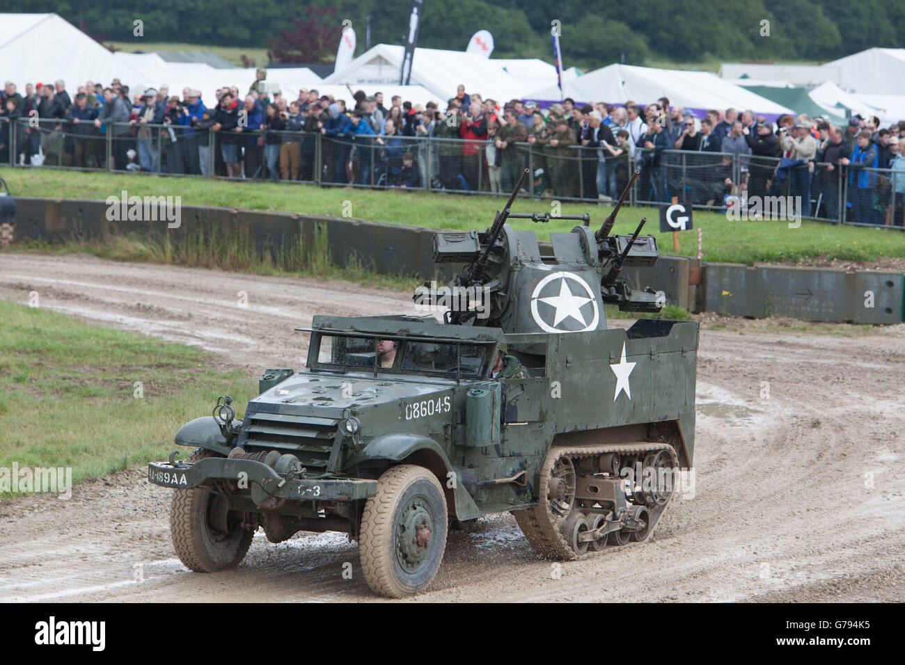 Bovington, Dorset, Regno Unito. Il 25 giugno 2016. Militari Tankfest show. American semicingolato M16 più Gun Carrello a motore in main arena. Credito: Colin C. Hill/Alamy Live News Foto Stock