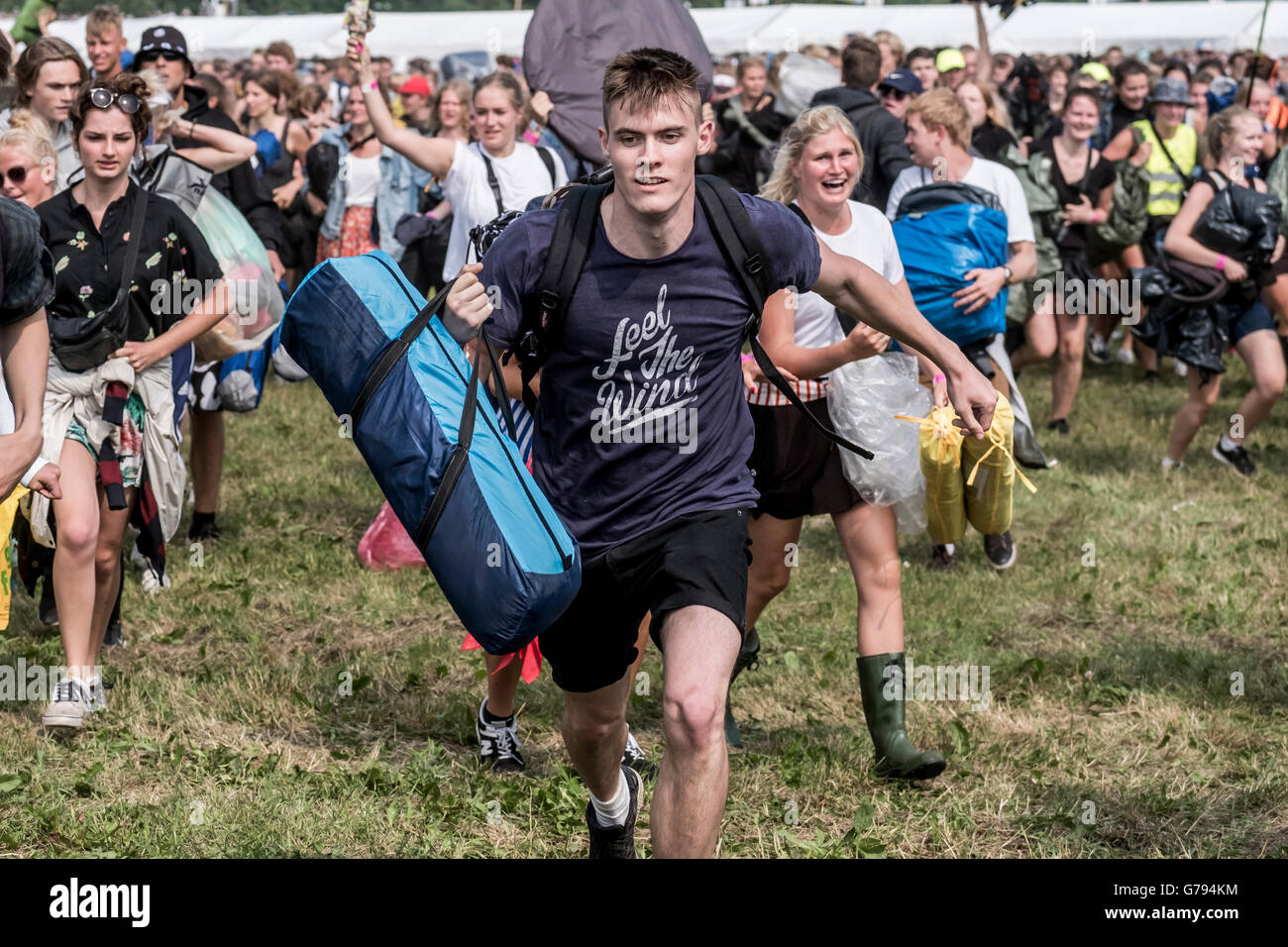 Danimarca, Roskilde, 26 giugno 2016. Festival di Roskilde ha aperto ufficialmente la zona di campeggio e il primo 45.000 festivalgoers ha invaso la zona nella speranza di accedere ai migliori punti per impostare il più perfetto festival il camp in nord europa il più grande festival di musica. Foto Stock