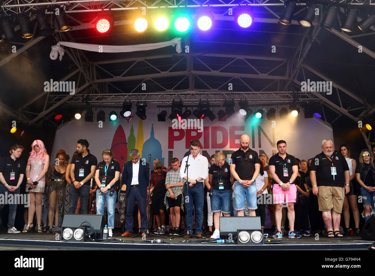 Londra, Regno Unito. Il 25 giugno, 2016. Sadiq Khan, sindaco di Londra e Matteo Barzun, ambasciatore americano, leader di un minuto di silenzio per Orlando presso la London Pride Parade di Londra dove il tema è #nofilter Credito: Paul Brown/Alamy Live News Foto Stock