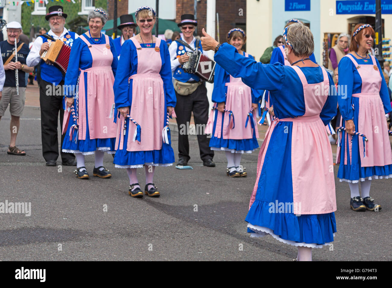 Poole, Dorset, Regno Unito. Il 25 giugno, 2016. Il Quayside Cloggies eseguire e intrattengono il pubblico con le loro danze a Poole Folk sul quay festival Credito: Carolyn Jenkins/Alamy Live News Foto Stock