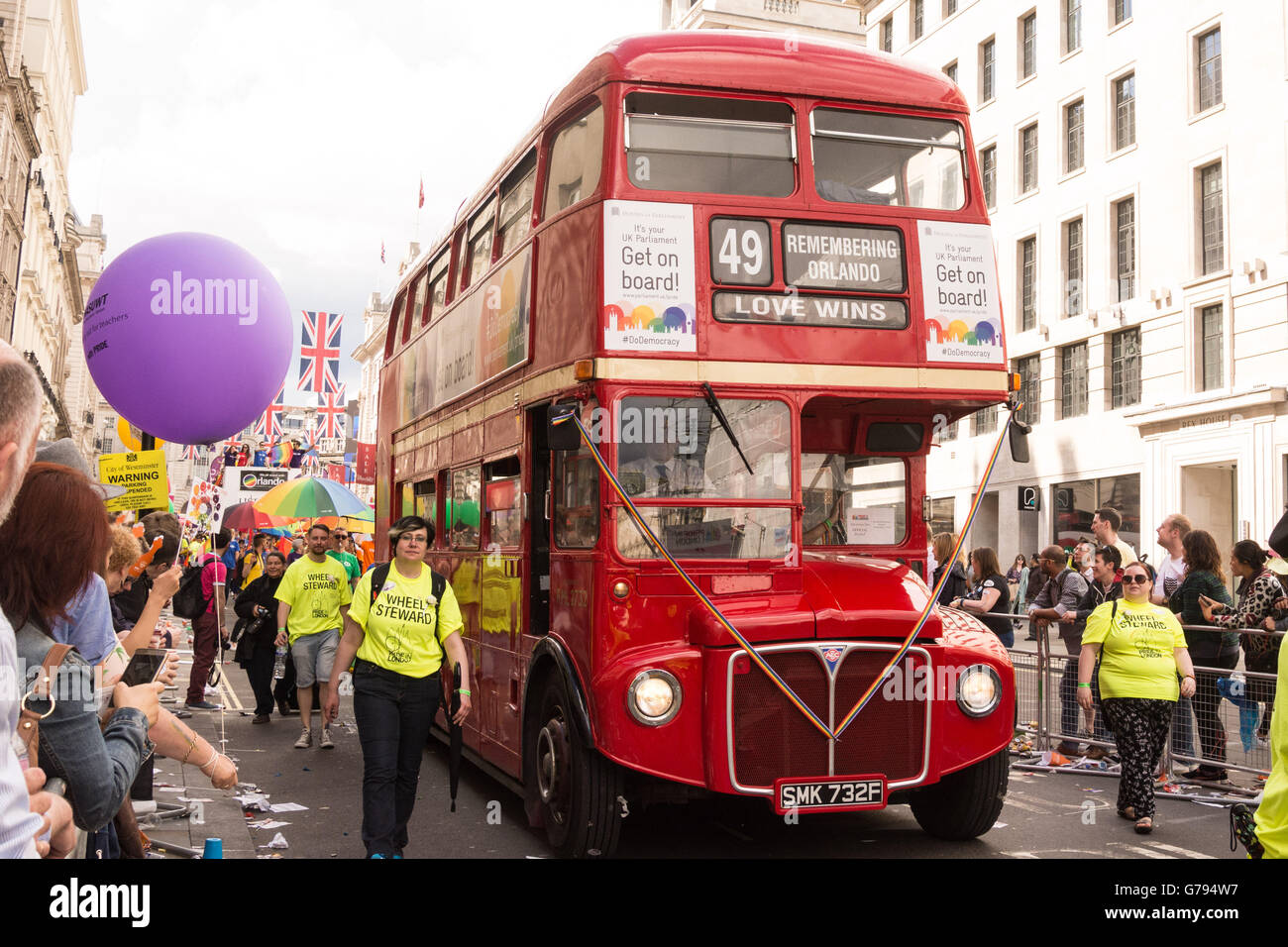 Londra REGNO UNITO 25 Giugno 2016. Un'annata di Londra autobus Routemaster porta la destinazione 'vince l'amore" in riferimento al massacro di Orlando come il Gay Pride Parade fa strada Haymarket. Esso aveva anche lo slogan "Ricordando Orlando' e il numero 49 nel memoriale della 49 vite perdute nel omofobi riprese in Orlando. Credito: Patricia Phillips/Alamy Live News Foto Stock