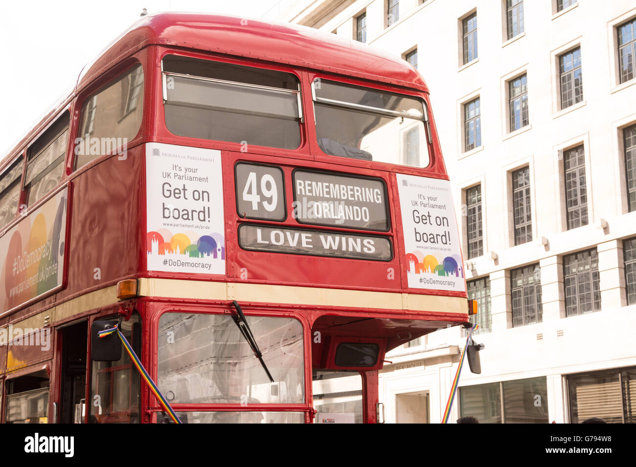 Londra REGNO UNITO 25 Giugno 2016. Un'annata di Londra autobus Routemaster porta la destinazione 'vince l'amore" in riferimento al massacro di Orlando come il Gay Pride Parade fa strada Haymarket. Esso aveva anche lo slogan "Ricordando Orlando' e il numero 49 nel memoriale della 49 vite perdute nel omofobi riprese in Orlando. Credito: Patricia Phillips/Alamy Live News Foto Stock
