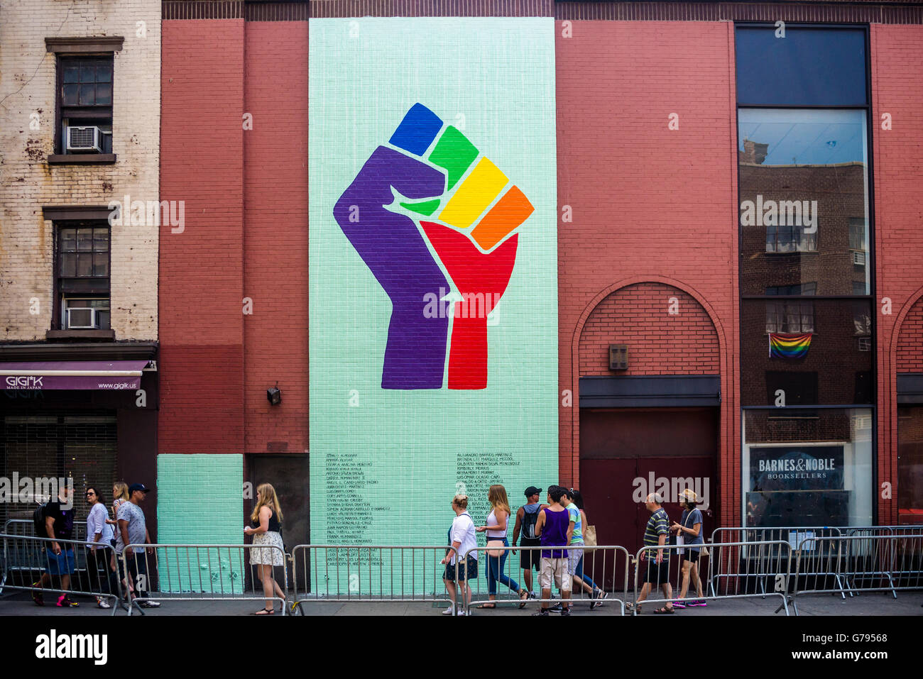 New York, Stati Uniti d'America - 24 Giugno 2016 - Un giorno prima della New York City Gay Pride Parade un murale di strada per il 49 persone perdute nel massacro di Orlando e Mark Carson, un uomo gay assassinati in questa posizione nel 2013, appare lungo il percorso della parata nel Greenwich Village. L'Arte di strada che simboleggiano Gay Power è il lavoro di Rey " Drif' Rosa jr e 'gilf' e porta i nomi di tutte le 49 persone uccise Credito: Stacy Rosenstock Walsh/Alamy Live News Foto Stock