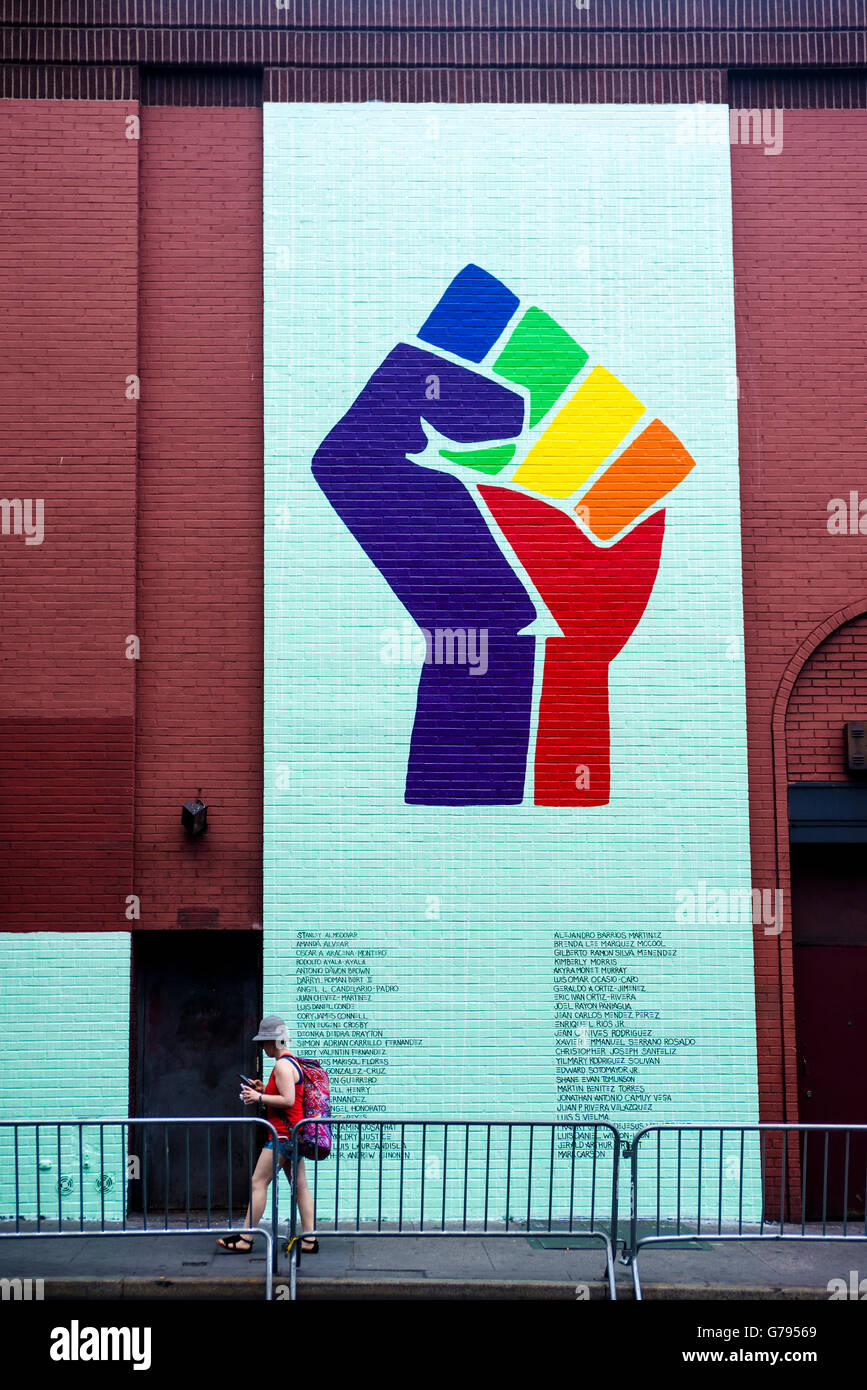 New York, Stati Uniti d'America - 24 Giugno 2016 - sabato in prima della New York City Gay Pride Parade un murale di strada per il 49 persone perdute nel massacro di Orlando e Mark Carson, un uomo gay assassinati in questa posizione nel 2013, appare lungo il percorso della parata nel Greenwich Village. L'Arte di strada che simboleggiano Gay Power è il lavoro di Rey " Drif' Rosa jr e 'gilf' e porta i nomi di tutte le 49 persone uccise Credito: Stacy Rosenstock Walsh/Alamy Live News Foto Stock