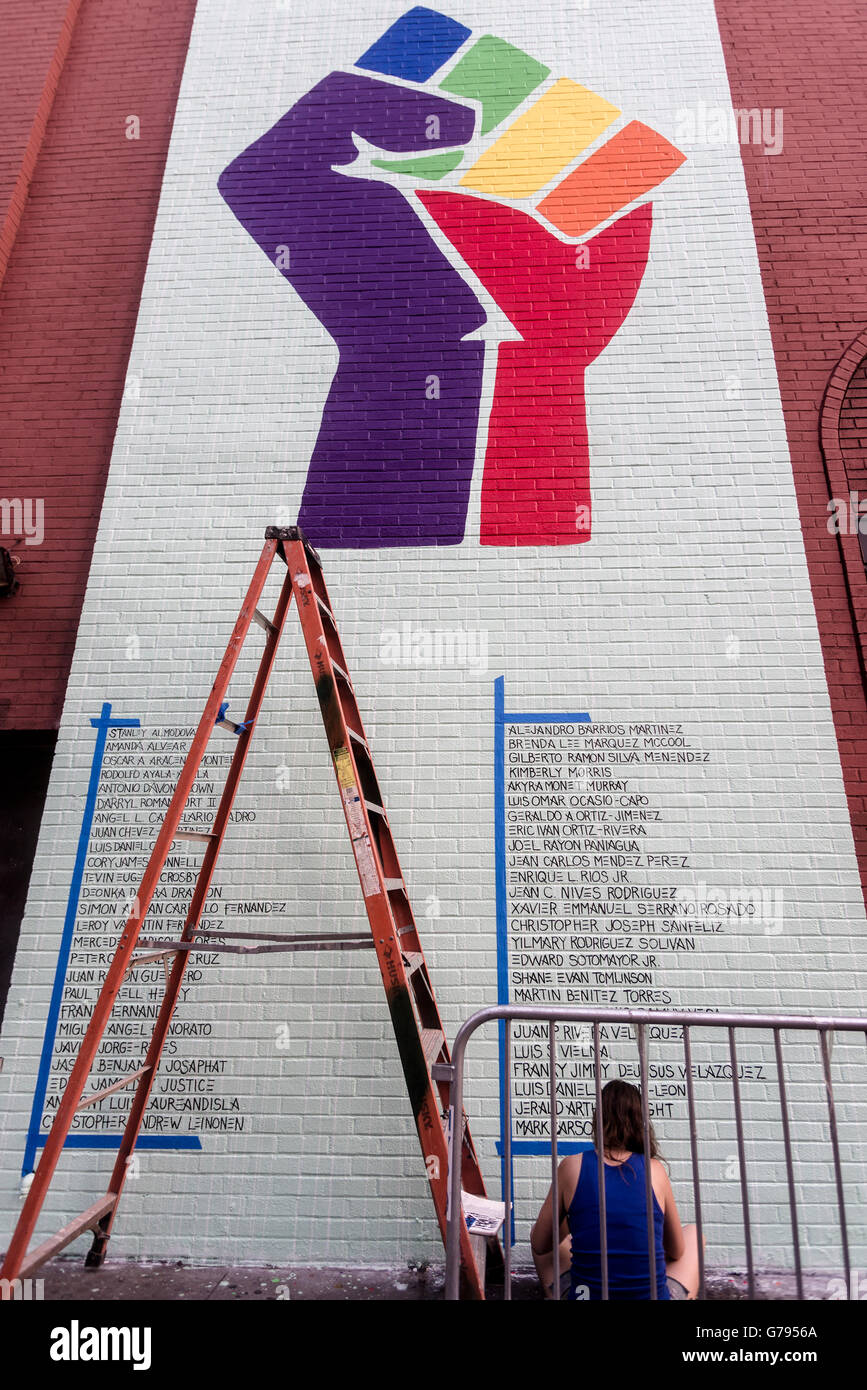 New York, Stati Uniti d'America - 24 Giugno 2016 - venerdì sera prima della New York City Gay Pride Parade un murale di strada per il 49 persone perdute nel massacro di Orlando e Mark Carson, un uomo gay assassinati in questa posizione nel 2013, appare lungo il percorso della parata nel Greenwich Village. L'Arte di strada che simboleggiano Gay Power è il lavoro di Rey " Drif' Rosa jr e 'gilf' e porta i nomi di tutte le 49 persone uccise Credito: Stacy Rosenstock Walsh/Alamy Live News Foto Stock