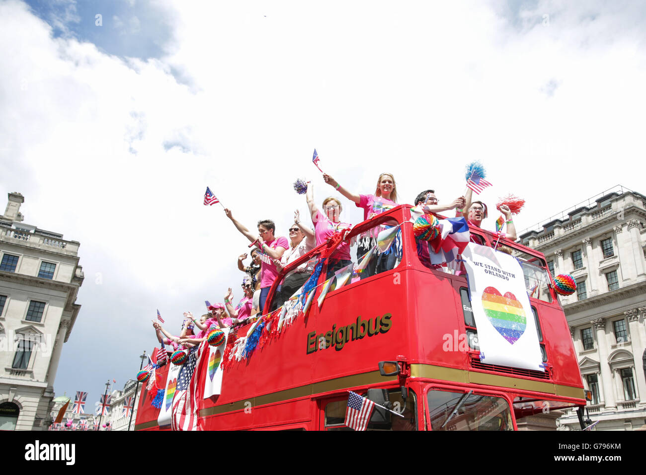 Londra, UK, 25 Giugno, 2016. Orgoglio a Londra parade. Londra si erge con Orlando. Copyright Carol moiré/Alamy Live News. Foto Stock