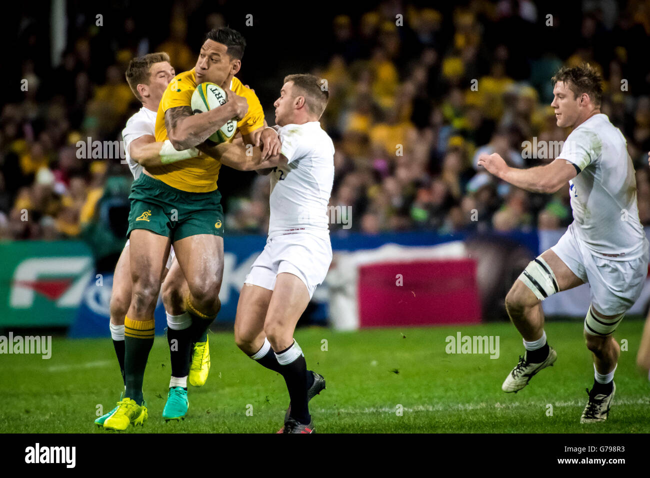 Sydney, Australia. Il 25 giugno, 2016. Australia Israele Folau (15) viene affrontato nella terza e ultima il rugby Test match. In Inghilterra ha vinto la partita finale 44-40 presso lo stadio Allianz e i cuochi Cup Series 3-0 Sydney, Australia. Il 25 giugno, 2016. Credito: Hugh Peterswald/Alamy Live News Foto Stock