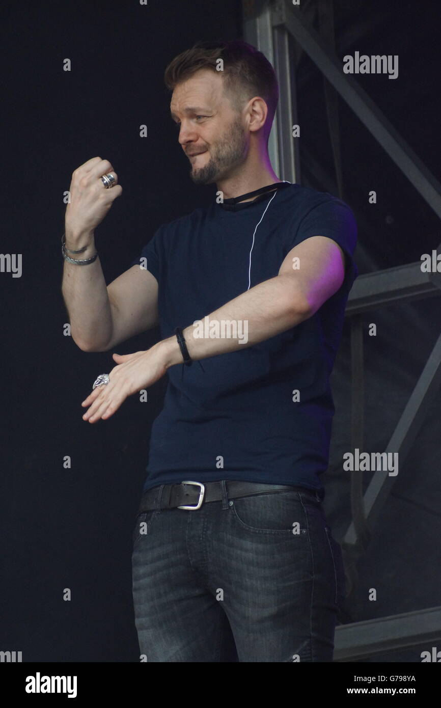 Londra, Inghilterra. Il 25 giugno 2016.L'orgoglio di Londra 2016: BSL (British Sign Language) interpreti ha giocato un ruolo importante al Pride di Londra 2016 a Trafalgar Square. Londra, Inghilterra Credito: Peter Hogan/Alamy Live News Foto Stock