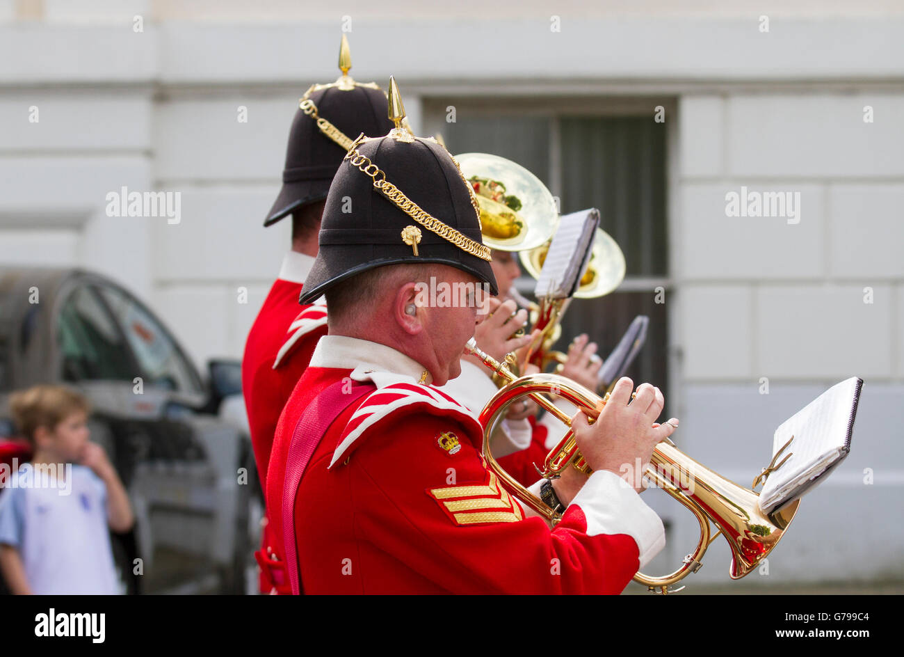 British Army Military Band Southport, Merseyside, Regno Unito. 26 Giugno 2016. Forze armate giorno come soldati dell'esercito britannico nella banda della Divisione del Re. Musicisti con sede a Preston, Lancashire si prende il saluto come i membri giocare God Save the Queen per applaudire i veterani e gli onlooker riuniti. Credit: MediaWorldImages/Alamy Live News Foto Stock