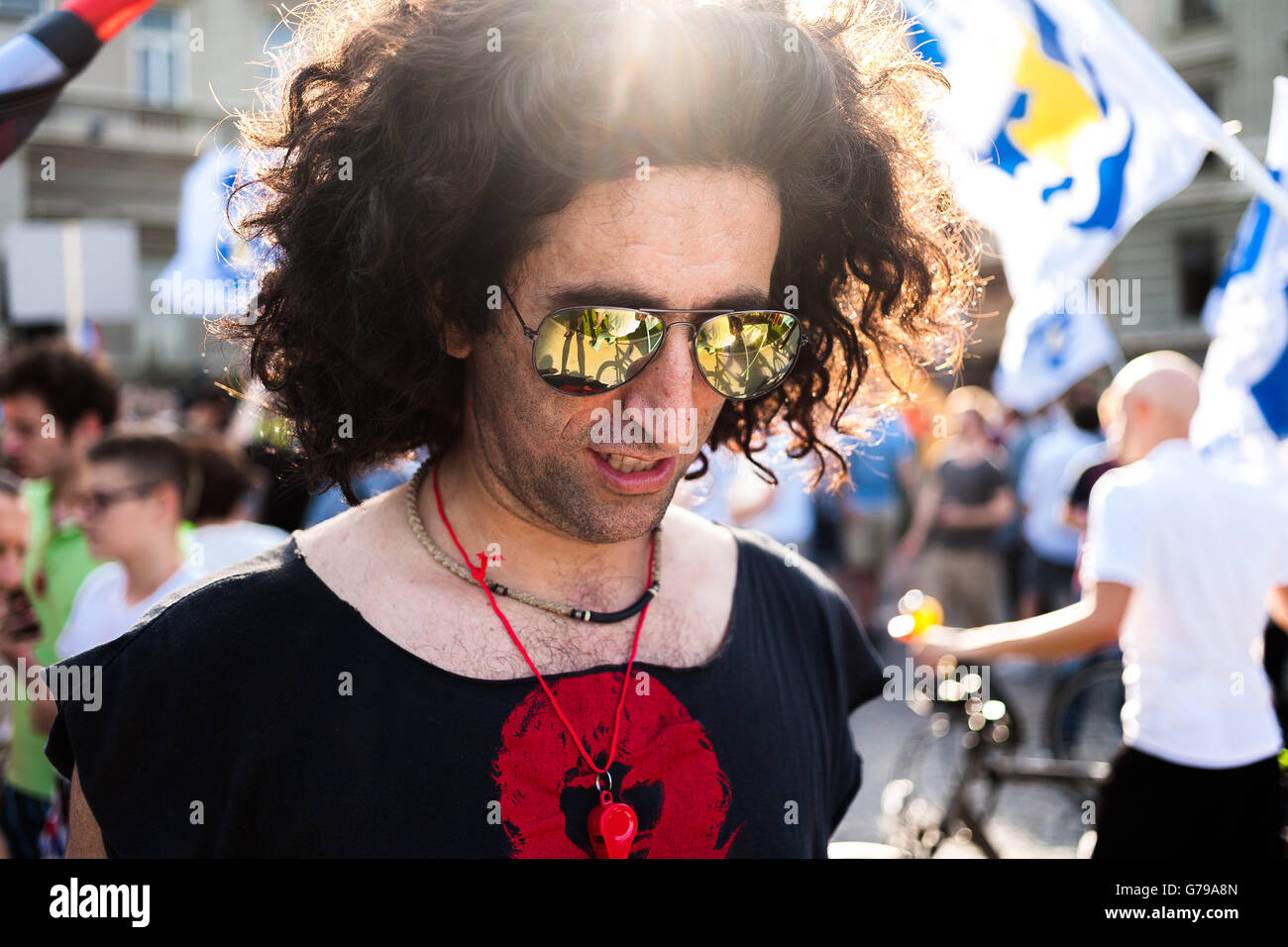 A Belgrado, in Serbia. Il 25 giugno, 2016. Il dimostratore con occhiali da sole e fischiare davanti all Assemblea Nazionale di Belgrado. Egli prepairing per unirsi alla folla. Milos Bojovic/Alamy Live News Foto Stock