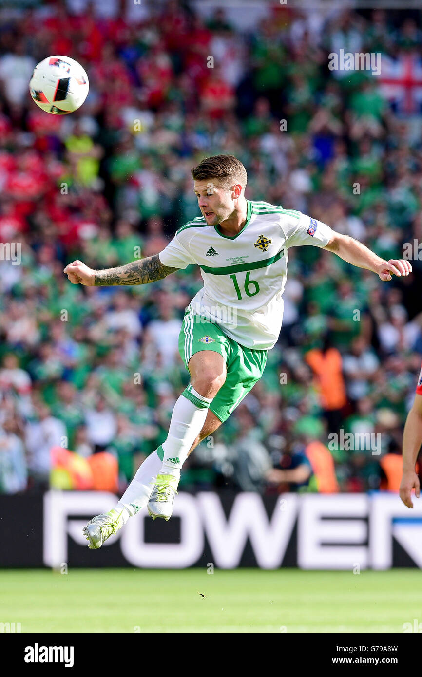 25.06.2016. Parc des Princes, Parigi, Francia. Campionati Europei UEFA di calcio. Ultimi 16 round, il Galles contro l'Irlanda del Nord. Oliver Norwood (IRL N) Foto Stock