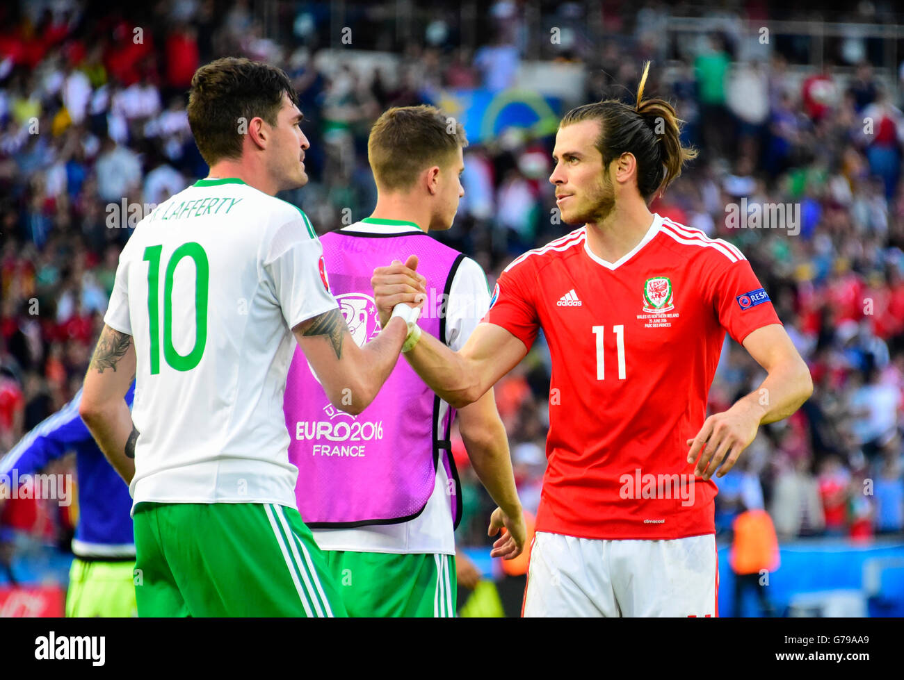 25.06.2016. Parc des Princes, Parigi, Francia. Campionati Europei UEFA di calcio. Ultimi 16 round, il Galles contro l'Irlanda del Nord. Gareth Bale (WAL) scuote le mani con Kyle Lafferty (NIrl) Foto Stock