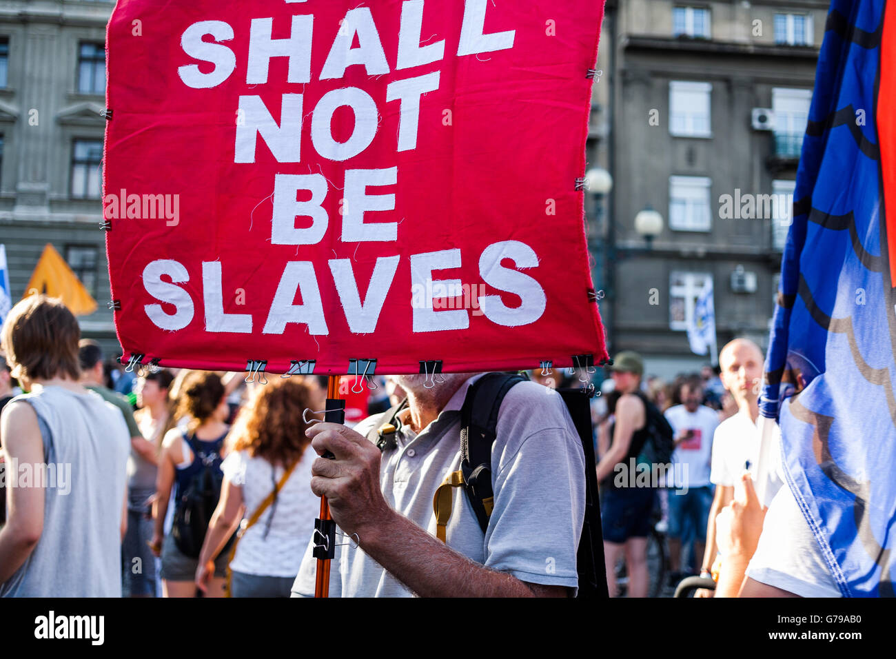A Belgrado, in Serbia. Il 25 giugno, 2016. Il dimostratore tenendo un banner nella parte anteriore del Gruppo Nazionale di Belgrado. Che con la dizione "non essere schiavi". Milos Bojovic/Alamy Live News Foto Stock