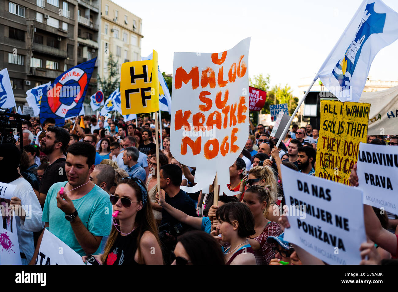A Belgrado, in Serbia. Il 25 giugno, 2016. Manifestanti con striscioni anteriore Assemblea Nazionale a Belgrado. Essi sono l'insufflazione del fischio, sventolando bandiere e gridando. Milos Bojovic/Alamy Live News Foto Stock