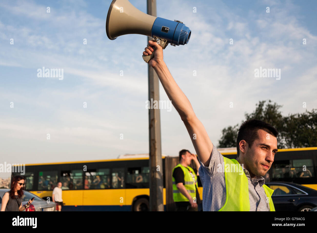 A Belgrado, in Serbia. Il 25 giugno, 2016. Attività di volontariato presso le dimostrazioni di Belgrado. Egli è in possesso di un megafono. Milos Bojovic/Alamy Live News Foto Stock