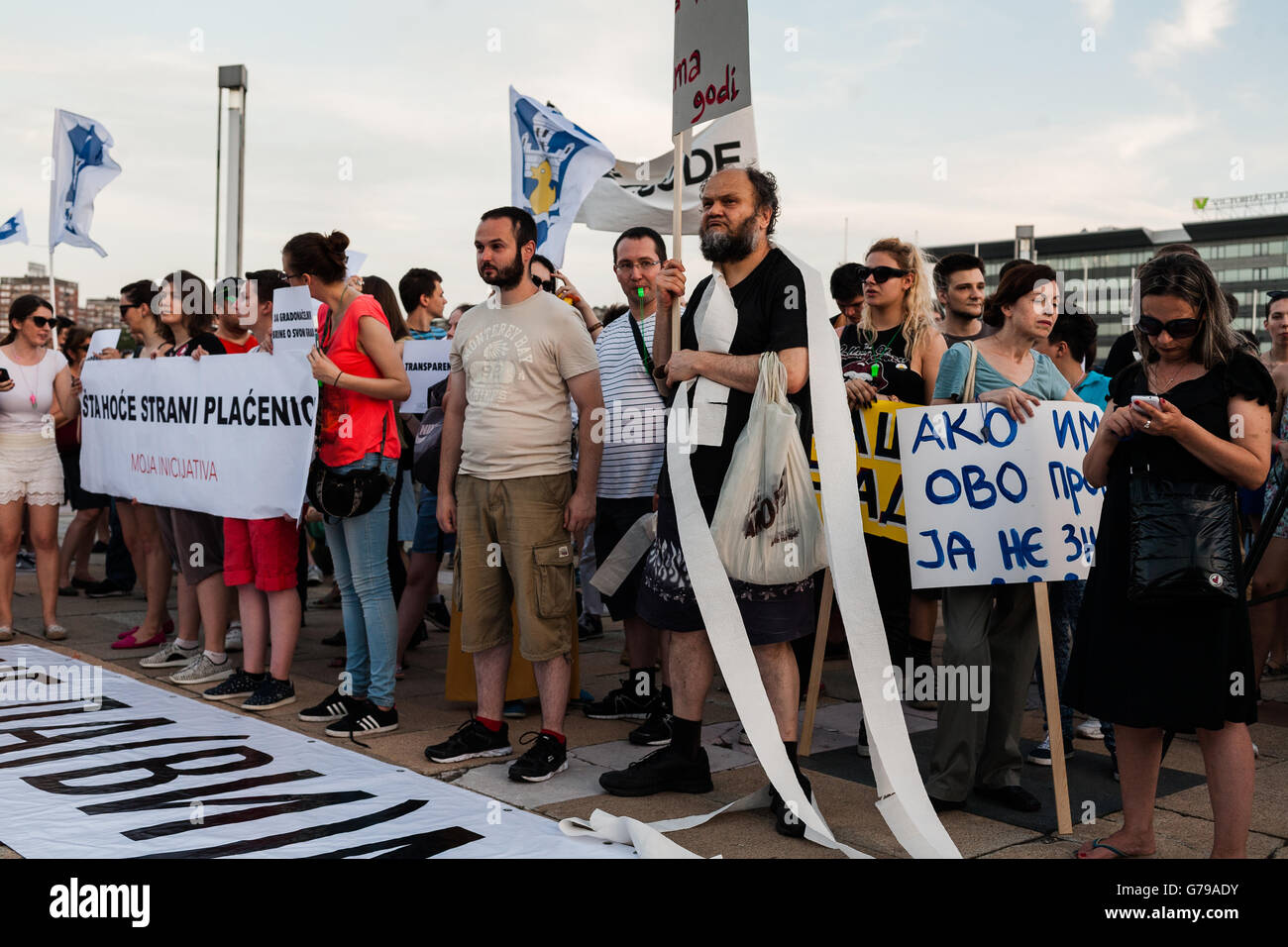 A Belgrado, in Serbia. Il 25 giugno, 2016. I dimostranti davanti al palazzo della Serbia. Uno dei manifestanti è avvolto nella carta igienica. La carta igienica è simbolo di maleodoranti atti politici serbi. Milos Bojovic/Alamy Live News Foto Stock