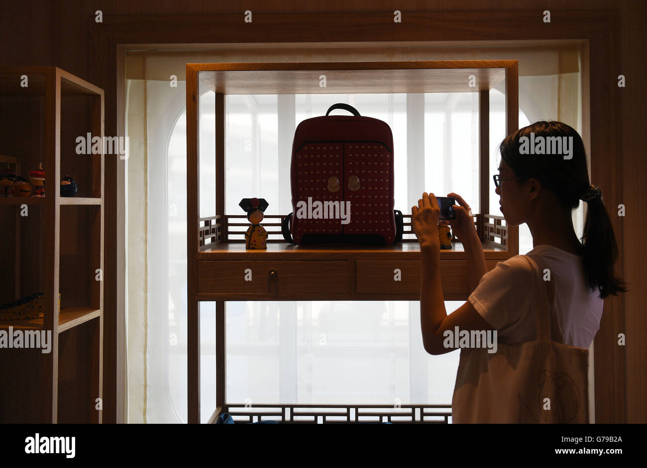 Tianjin. Il 26 giugno, 2016. Una donna prende le immagini dei prodotti culturali del Museo Palazzo sulla Royal Caribbean la nave da crociera ovazione dei mari durante una attività culturale nel nord della Cina di Tianjin comune, 26 giugno 2016. © Jin Liangkuai/Xinhua/Alamy Live News Foto Stock