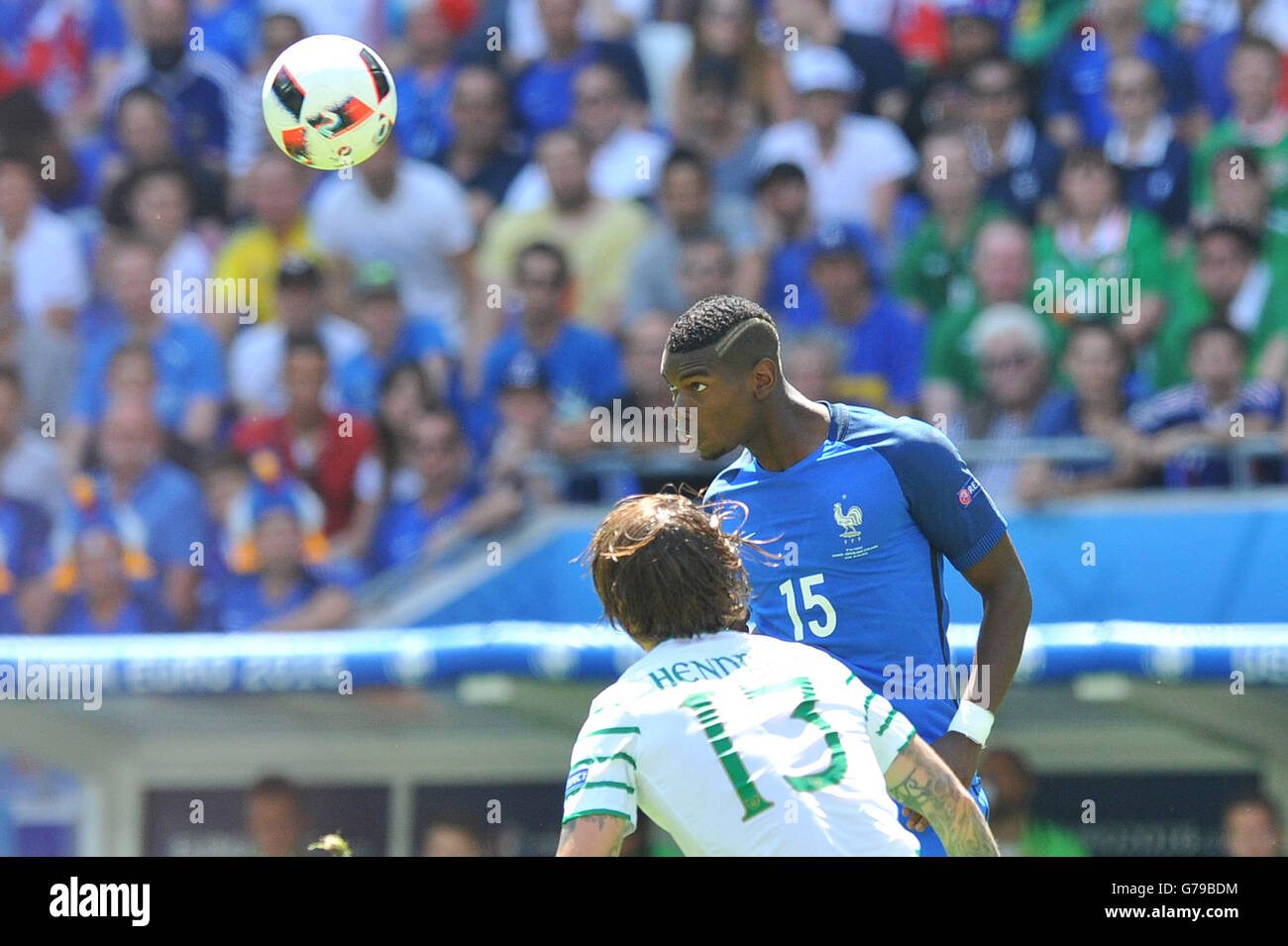 Lione, Francia. Il 26 giugno, 2016. Campionato Europeo 2016 campionati di calcio, ultimi 16. Francia contro Repubblica d Irlanda. 15 Paul Pogba (fra) vince la testata da Hendry (IRL) © Azione Sport Plus/Alamy Live News Foto Stock