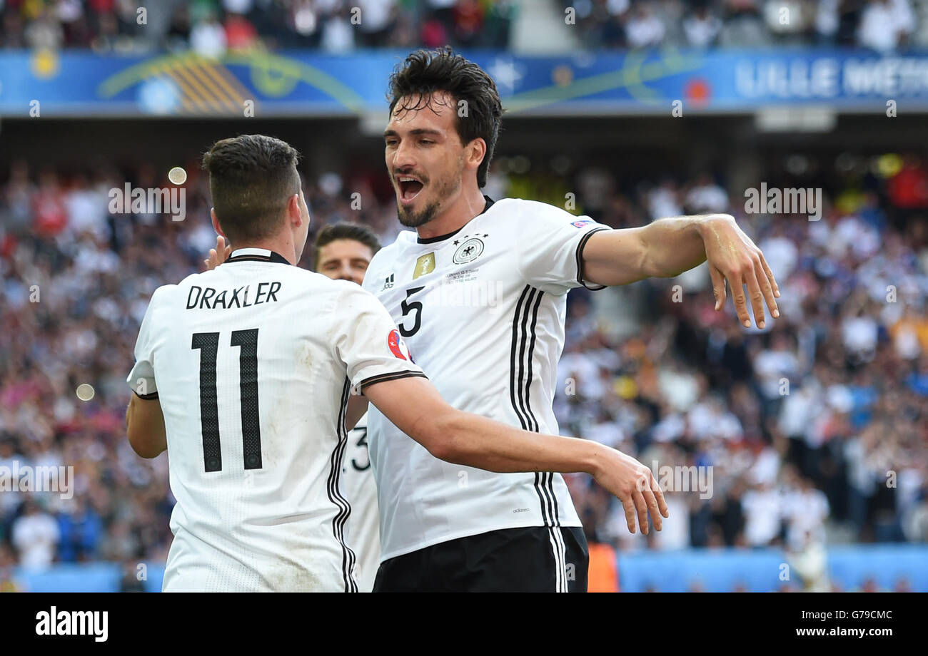 Lille, Francia. Il 26 giugno, 2016. Julian Draxler(L) festeggia con stuoie Hummels della Germania durante l'Euro 2016 round di 16 partita di calcio tra la Germania e la Slovacchia a Lille in Francia, 26 giugno 2016. Credito: Tao Xiyi/Xinhua/Alamy Live News Foto Stock