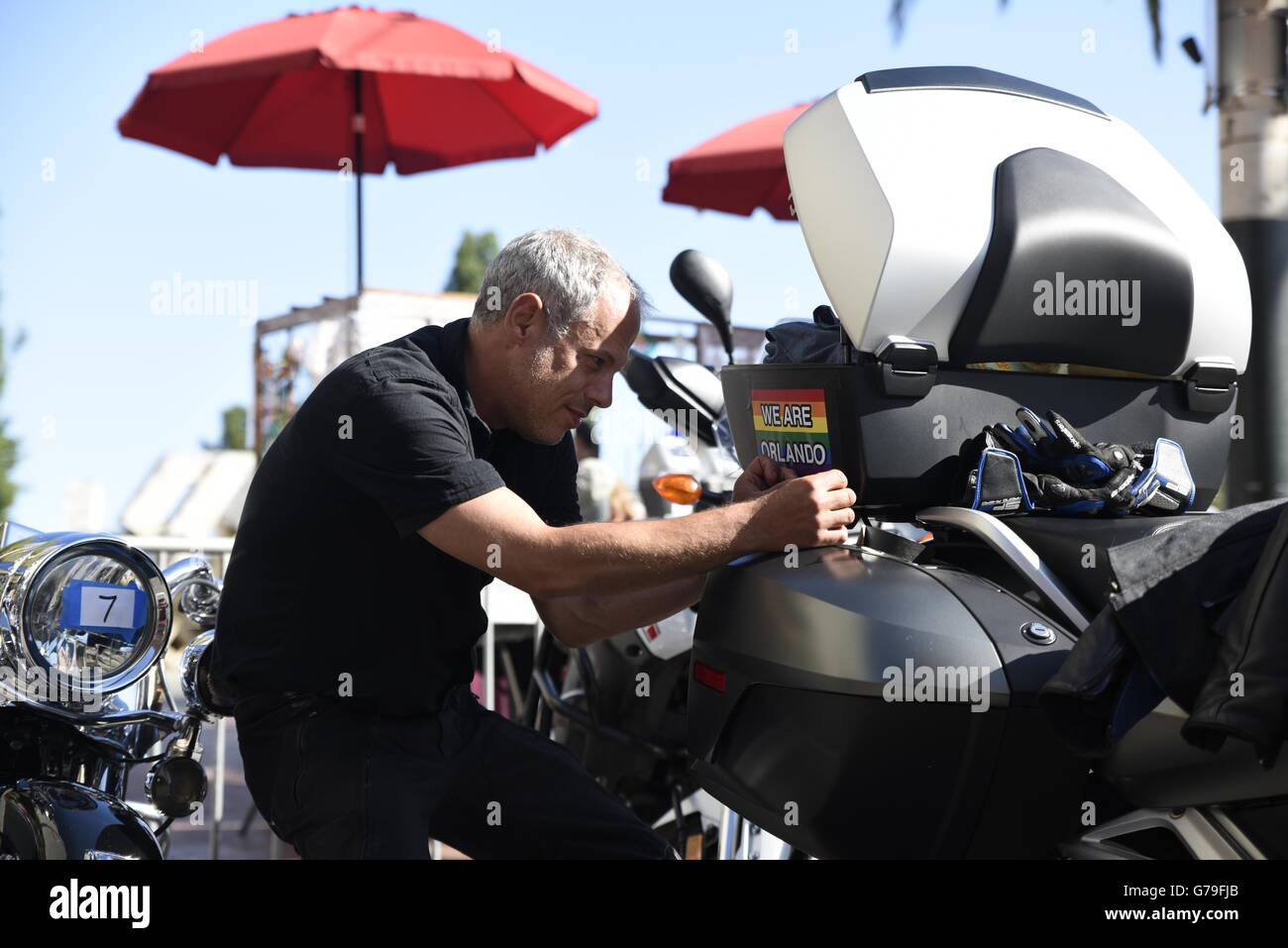 Joey Bailey, membro del Homoto Moto Club, mette un 'Siamo Orlando' segno sulla sua moto prima che la SF Pride Parade inizia a. Foto Stock