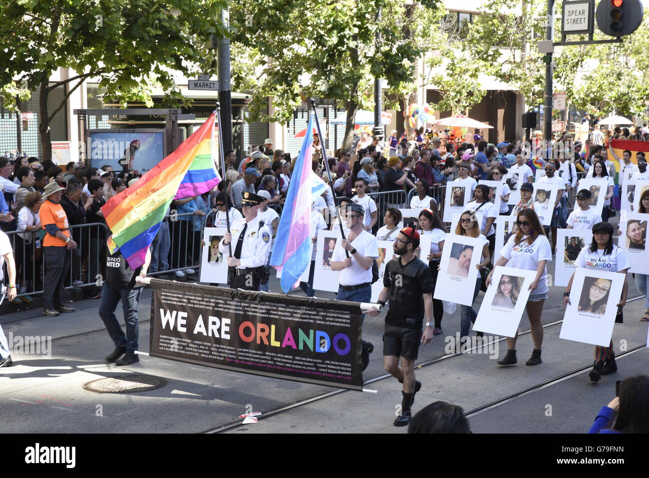 Durante la 46th annuale di San Francisco LGBT Pride Parade, un gruppo di dimostranti tenere fotografie del massacro di Orlando vittime. Foto Stock