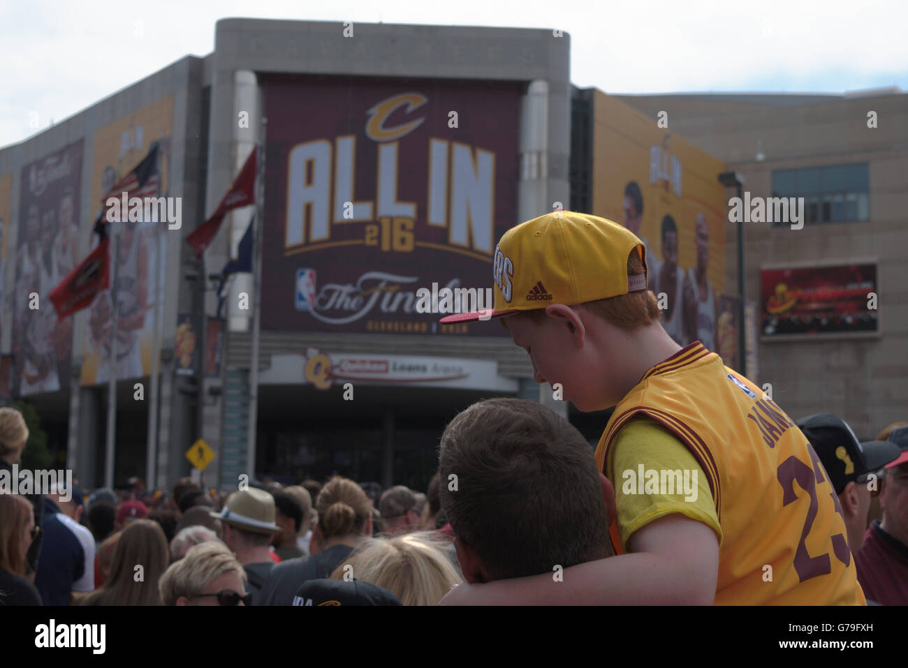 Padre regge il figlio per una vista migliore a Cleveland Cavaliers parata del campionato Foto Stock