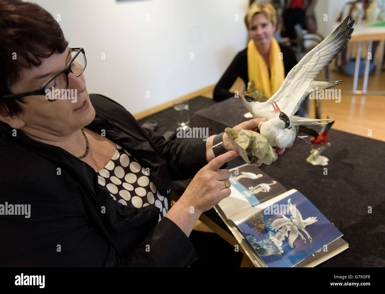 Hohenberg, Germania. 2 Giugno, 2016. Petra Werner (l), direttore del dipartimento di storia dell'arte e la storia culturale del 'Porzellanikon' museo, esaminando una figura di porcellana presso il museo a Hohenberg, Germania, il 2 giugno 2016. Il commercio di porcellana speranze per un rimbalzo a causa della tendenza rétro. Foto: NICOLAS ARMER/dpa/Alamy Live News Foto Stock