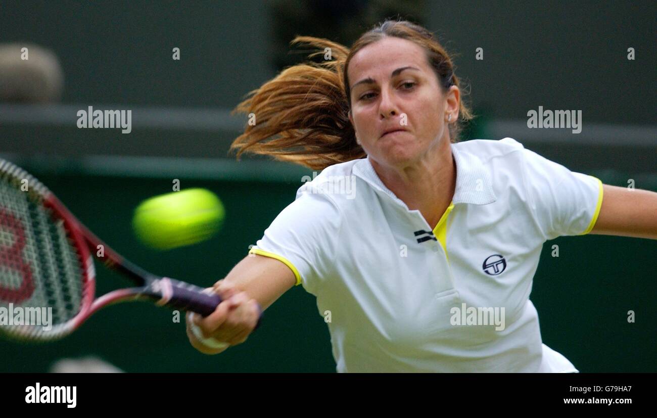 Silvia farina Elia dall'Italia in azione contro Chanda Rubin dagli Stati Uniti all'All England Lawn Tennis Championships a Wimbledon. Foto Stock
