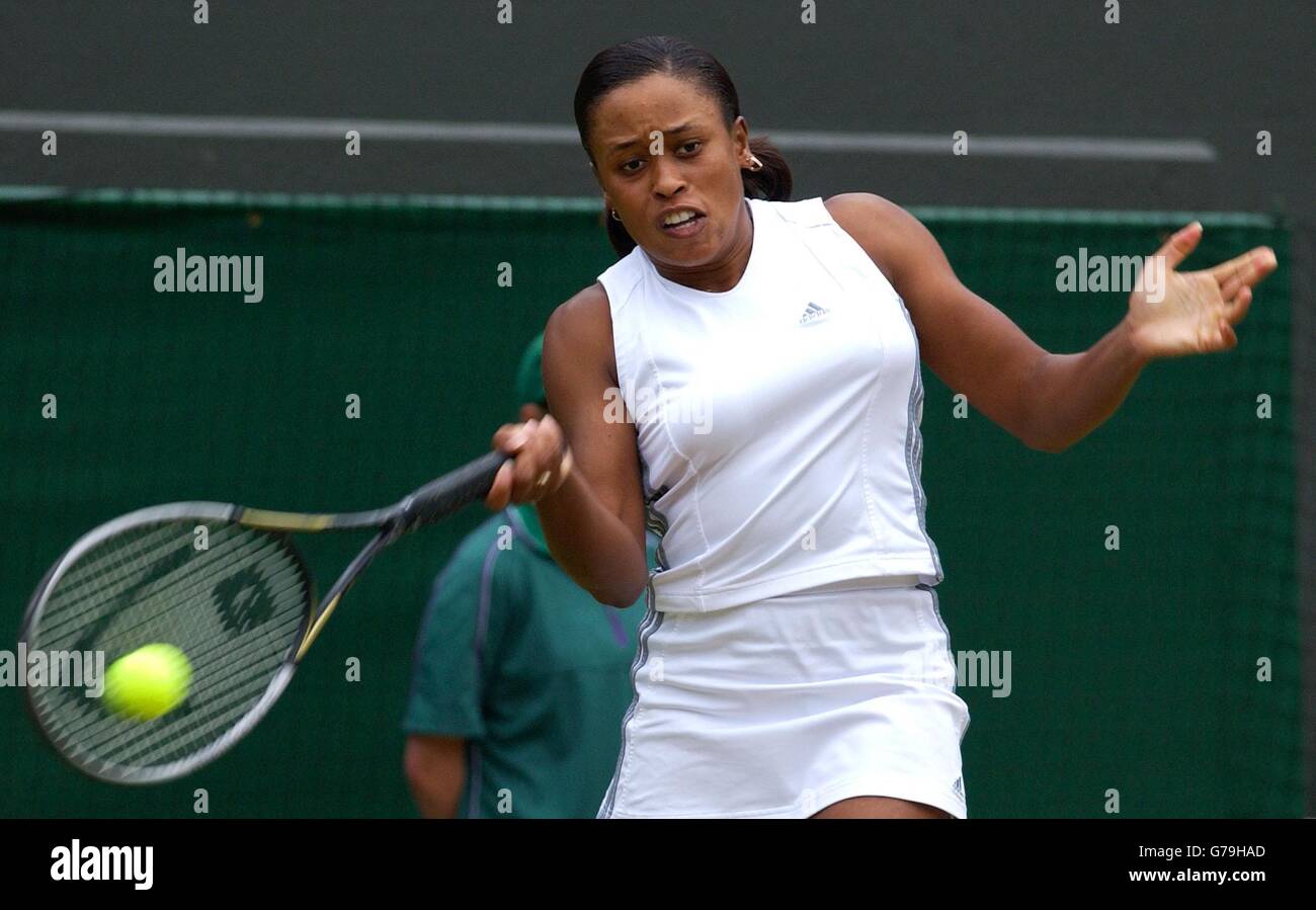 Chanda Rubin dagli Stati Uniti in azione contro Silvia farina Elia dall'Italia ai Campionati di tennis all England Lawn di Wimbledon. Foto Stock