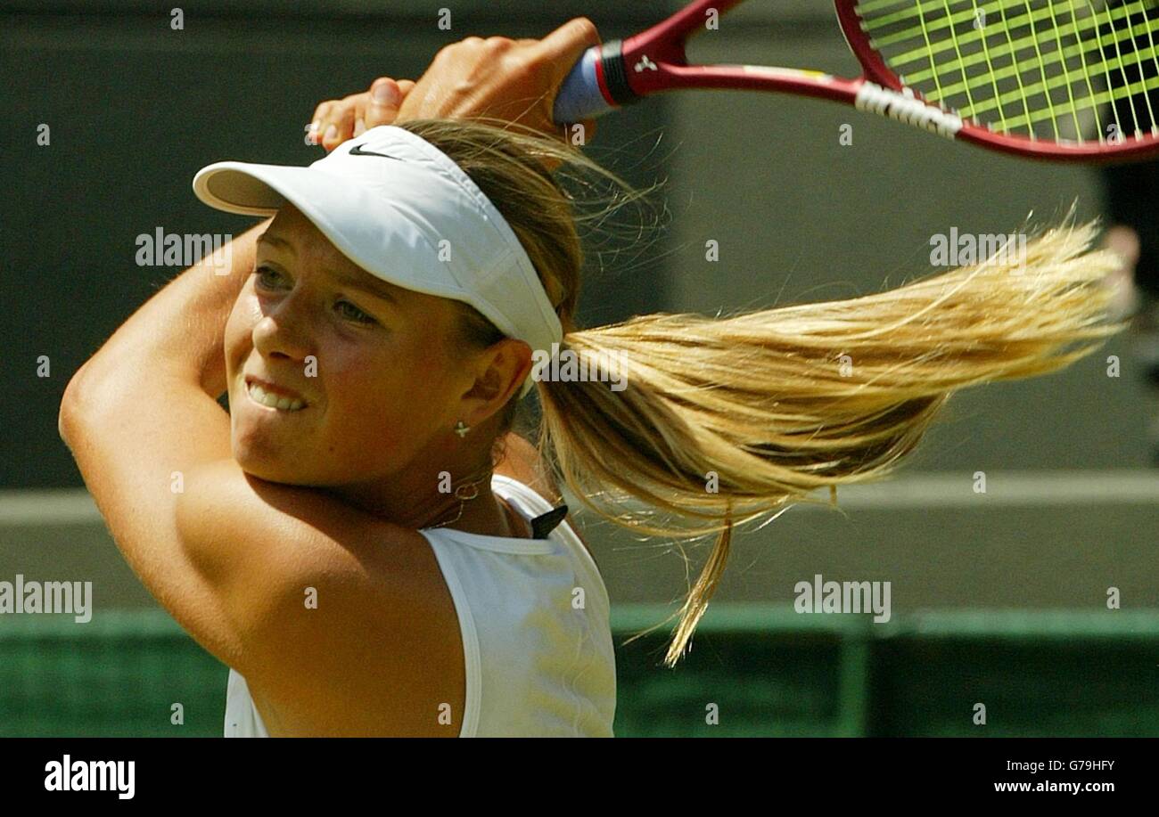 , NON PER L'USO SU TELEFONI CELLULARI Maria Sharapova dalla Russia in azione come si dirige alla vittoria sul seme 11 Jelena Dokic dalla Serbia Montenegro 6:4/6:4 nel terzo round al All England Lawn Tennis Championships a Wimbledon. Foto Stock