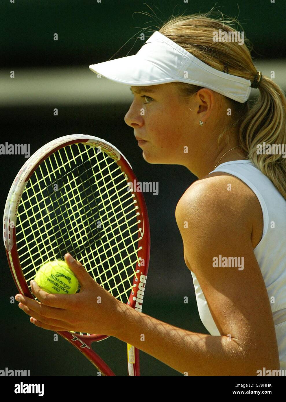 SOLO PER USO EDITORIALE, NON PER L'USO SUI TELEFONI CELLULARI Maria Sharapova dalla Russia in azione come testa alla vittoria oltre il seme 11 Jelena Dokic dalla Serbia Montenegro 6:4/6:4 nel terzo turno al campionato di tennis di prato tutto l'Inghilterra a Wimbledon. Foto Stock