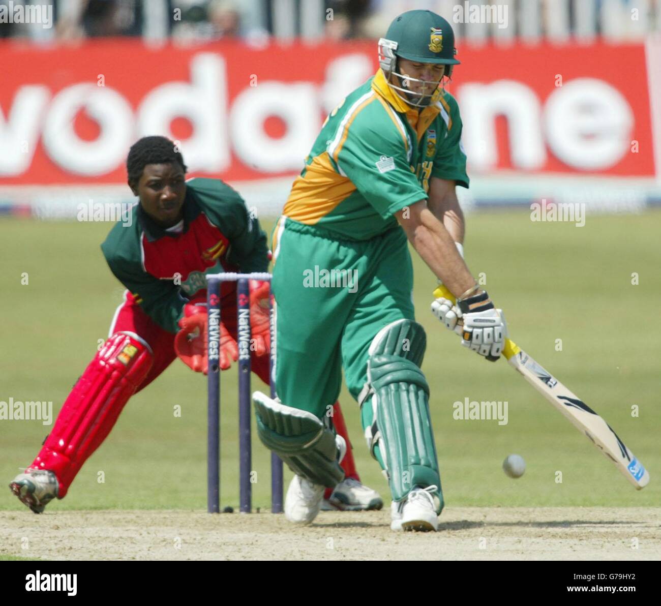 il battitore sudafricano Jacques Kallis pagaia una palla dal bowler dello Zimbabwe Ray Price durante la loro partita della NatWest Series al St Lawrence Ground Canterbury. Foto Stock