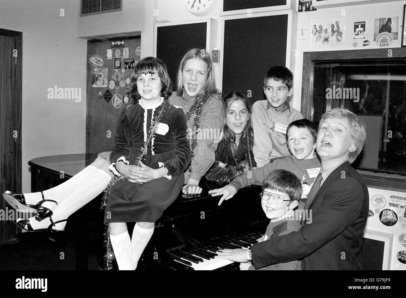 Capital radio DJ Mike Smith con un gruppo di vincitori del concorso, che si unirà a lui in un viaggio in Lapponia. (l-r) Nicola Williams, 7, Helen Cavanagh, 10, Katherine Lack, 10, Alexander Sinclair, 8, Paul Bland (occhiali), 8, e Terry Cacutt, 9, hanno scritto storie di fata che saranno fatte in un libro e date in dono alla principessa del Galles alla nascita del suo bambino. Foto Stock