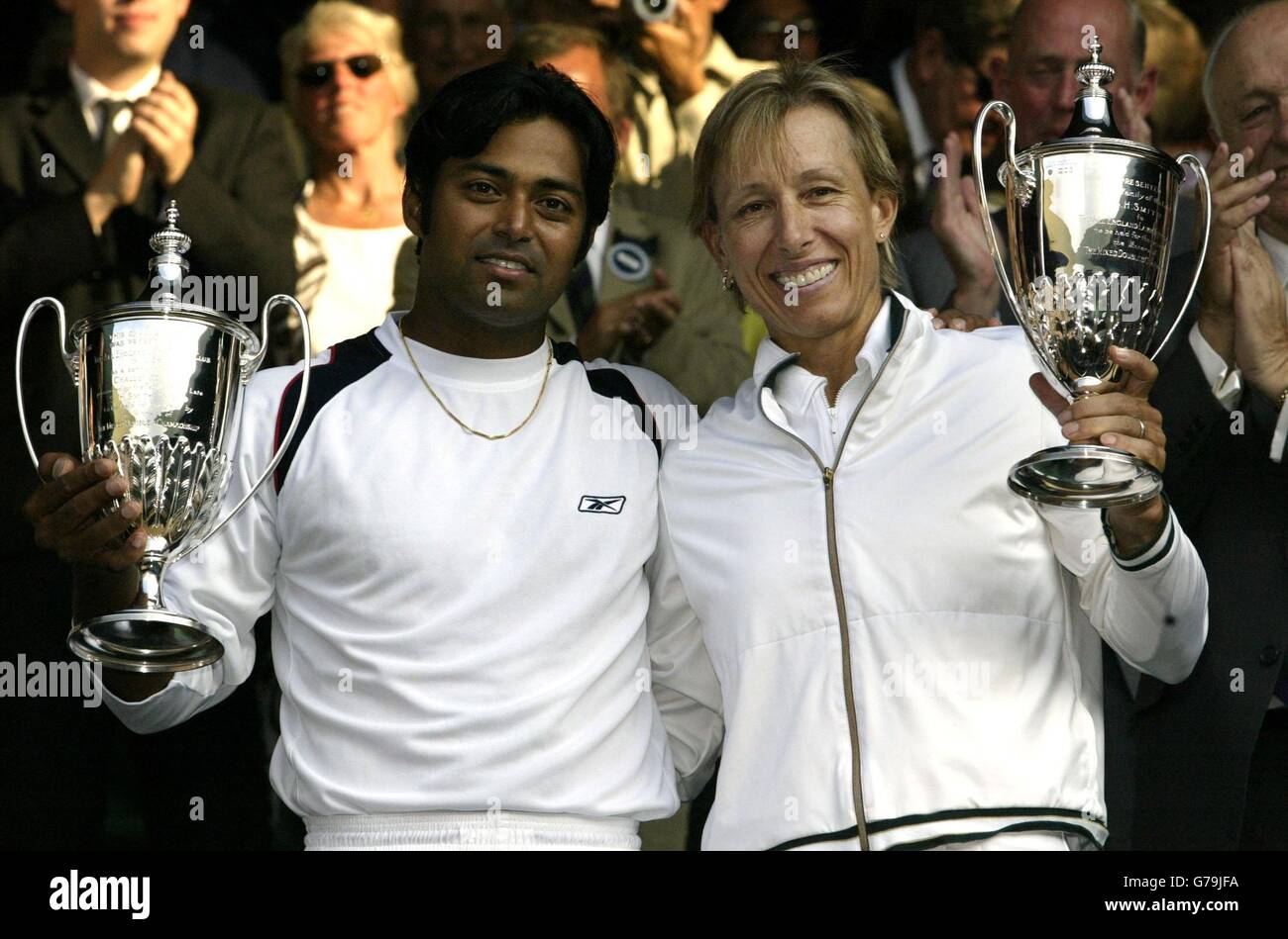 Martina Navratilova e Leander Paes posano con i loro due trofei misti dopo aver vinto la finale al All England Lawn Tennis Championships a Wimbledon da Anastassia Rodinova e Andy RAM. È il 20° titolo di Nabratilova Wimbledon, equivalente al disco di Billie Jean-King. Foto Stock