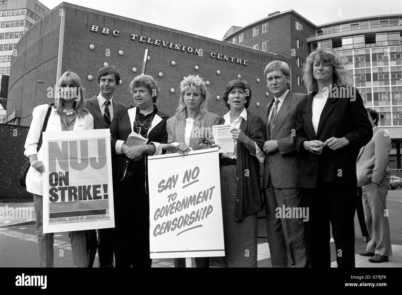 Giornalisti televisivi al di fuori del Centro televisivo della BBC durante lo sciopero di un giorno che protestava contro il rifiuto del Consiglio dei Governatori di consentire la proiezione del documentario Real Lives sugli estremisti dell'Irlanda del Nord. (l-r) Lyn Faulds-Wood, Glyn Worsnip, Claire Rayner, Sarah Greene, Valerie Singelton, Mike Smith e sue Cook. Foto Stock